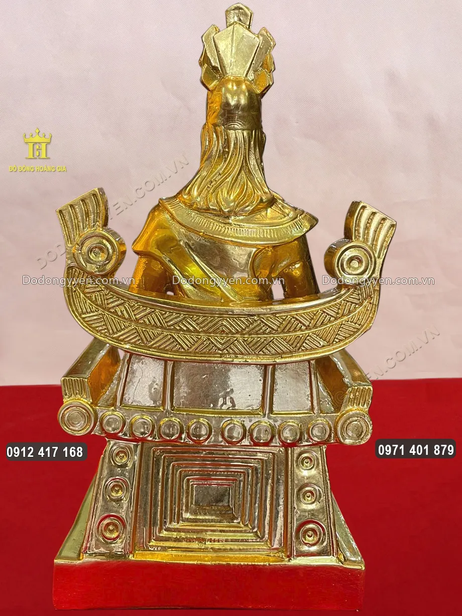 H&igrave;nh ảnh ph&iacute;a sau của bức tượng đồng